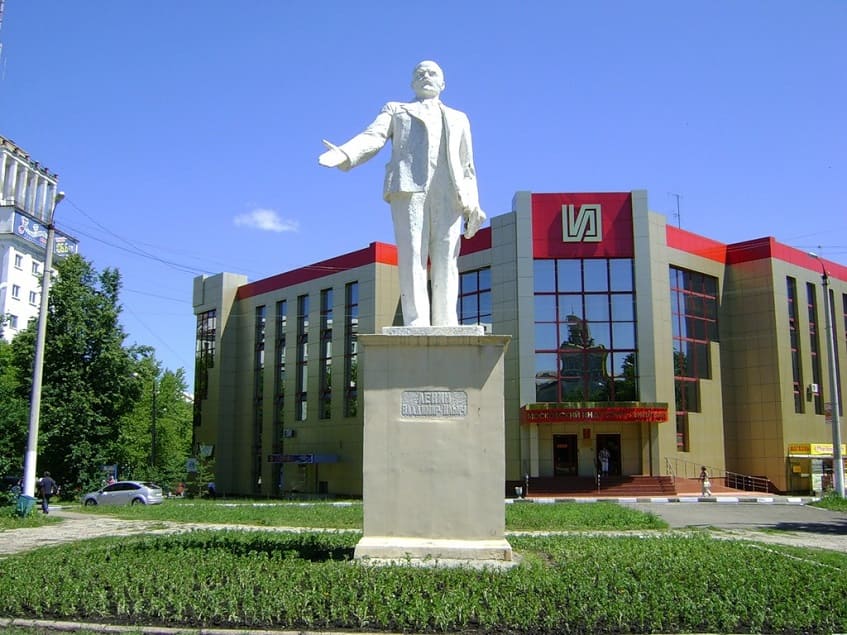 памятник на фоне здания